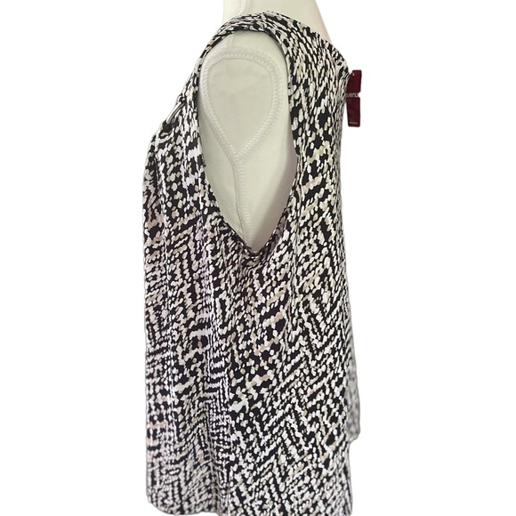 Avenue Black and White Sleeveless Blouse with Metal Accents Size 18/20 NWT - Picture 6 of 11